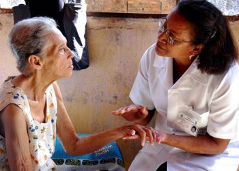 o Sistema Único de Saúde (SUS) deve fornecer meios para ajudar as famílias a cuidar do paciente dentro de sua própria casa.

Foto: Divino Advíncula/Pref. Belo Horizonte
Fonte: Agência Senado