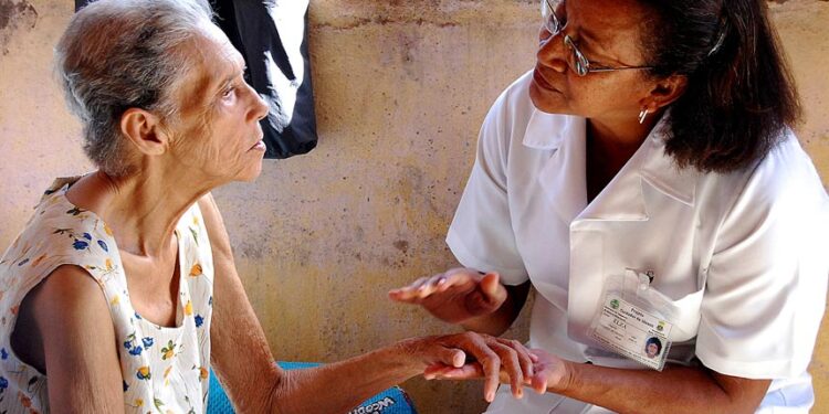 o Sistema Único de Saúde (SUS) deve fornecer meios para ajudar as famílias a cuidar do paciente dentro de sua própria casa.

Foto: Divino Advíncula/Pref. Belo Horizonte
Fonte: Agência Senado