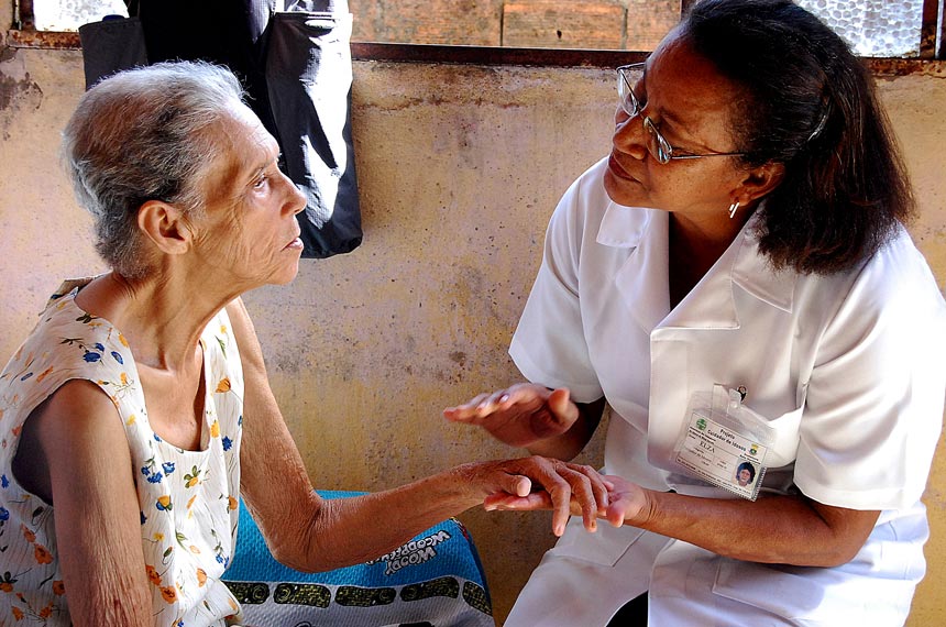 Antes de esquecer pessoas, quem tem Alzheimer costuma perder isso primeiro