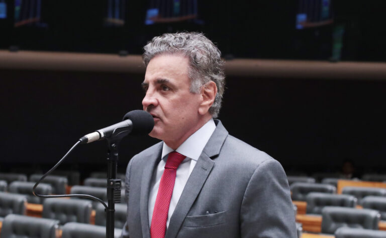 Aécio no fim da fila pelo Senado em Minas