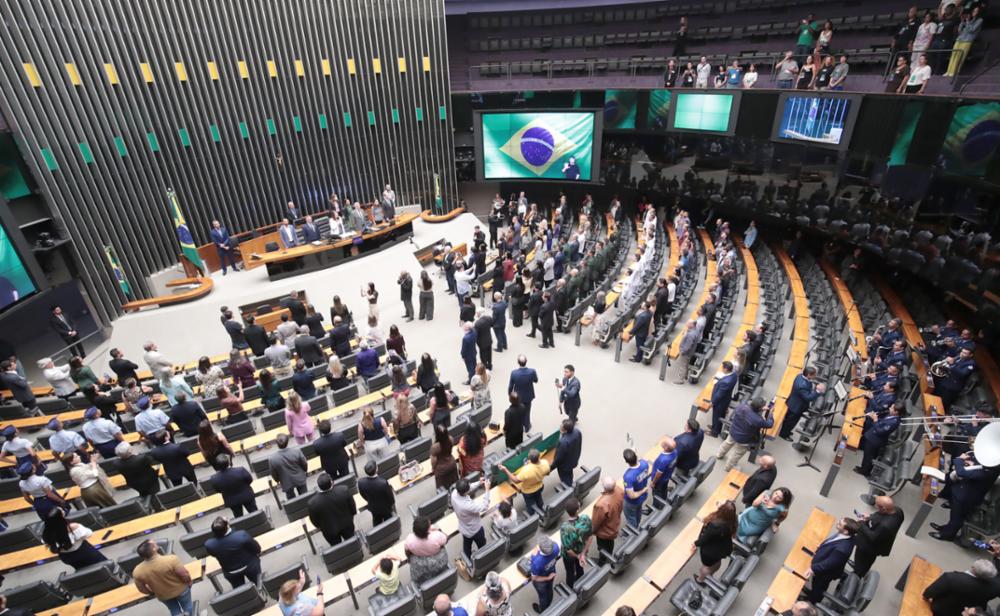 Proposta que acaba com a escala 6×1 é aprovada pelo CCJ da Câmara