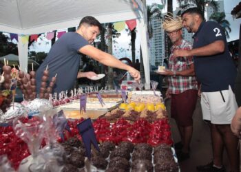 Cocada, morango do amor, brigadeiro e outros doces são tradição no Brasil. Foto: Prefeitura de Santos