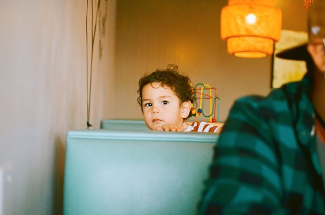 Crianças que crescem gerenciando o estado emocional dos pais, carregam uma crença de que seu papel é regular os sentimentos da outra pessoa antes de cuidar dos próprios