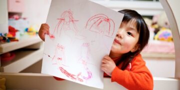 Além dos benefícios cognitivos, o desenho pode permitir um tempo de qualidade com as crianças.

Reprodução: Unsplash / Jerry Wang