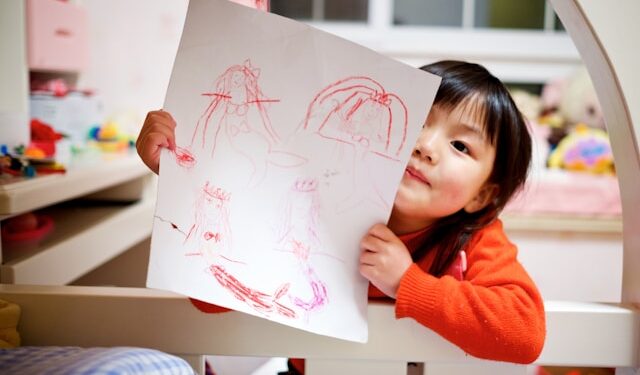 Além dos benefícios cognitivos, o desenho pode permitir um tempo de qualidade com as crianças.

Reprodução: Unsplash / Jerry Wang