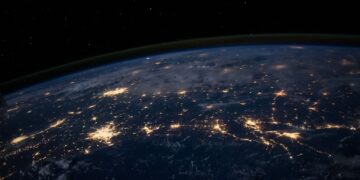 Foto de uma área "de noite" no planeta Terra.

Reprodução: Unsplash / NASA