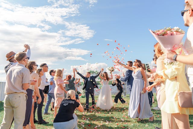 É aceitável pedir aos convidados do seu casamento que usem cores específicas?