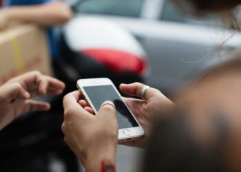Evite clicar em links recebidos por SMS ou redes sociais que ofereçam reembolsos ou prêmios.

Foto: Alexey Demidov