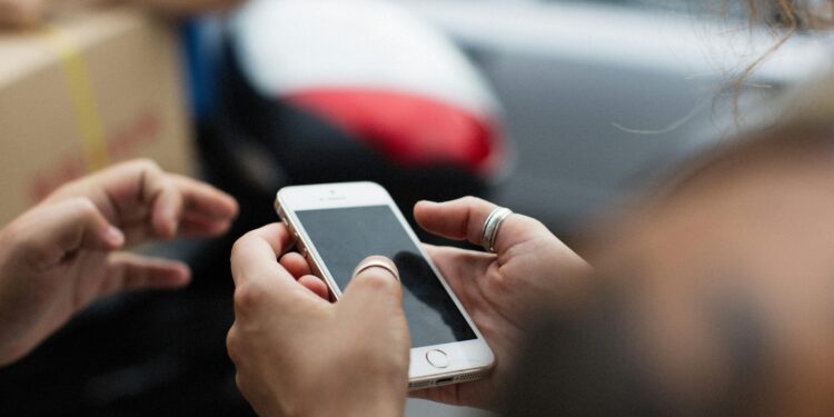 Evite clicar em links recebidos por SMS ou redes sociais que ofereçam reembolsos ou prêmios.
Foto: Alexey Demidov