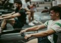 O remo, especialmente na máquina, serve tanto como exercício de força quanto aeróbico.

Reprodução: Pexels / Ardit Mbrati