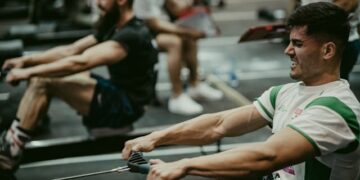 O remo, especialmente na máquina, serve tanto como exercício de força quanto aeróbico.

Reprodução: Pexels / Ardit Mbrati