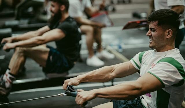 O remo, especialmente na máquina, serve tanto como exercício de força quanto aeróbico.
Reprodução: Pexels / Ardit Mbrati