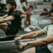 O remo, especialmente na máquina, serve tanto como exercício de força quanto aeróbico.
Reprodução: Pexels / Ardit Mbrati