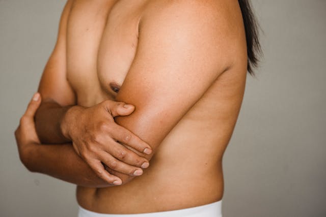 Adeus ao “músculo do tchau”! Especialistas revelam como se livrar da flacidez nos braços