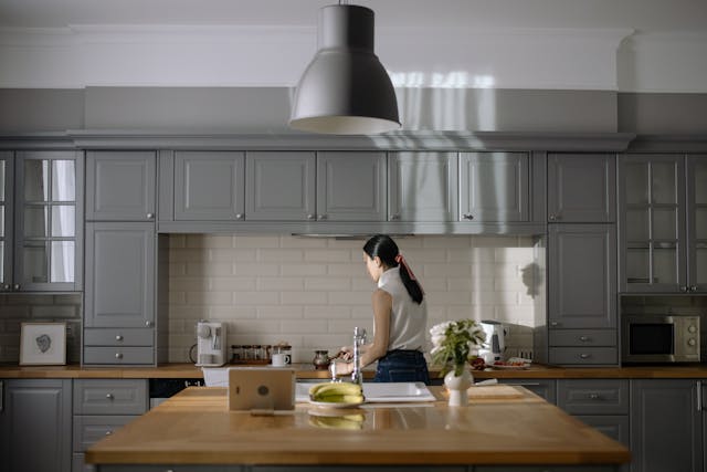 Pessoas que limpam enquanto cozinham: o que diz a psicologia sobre este hábito comum