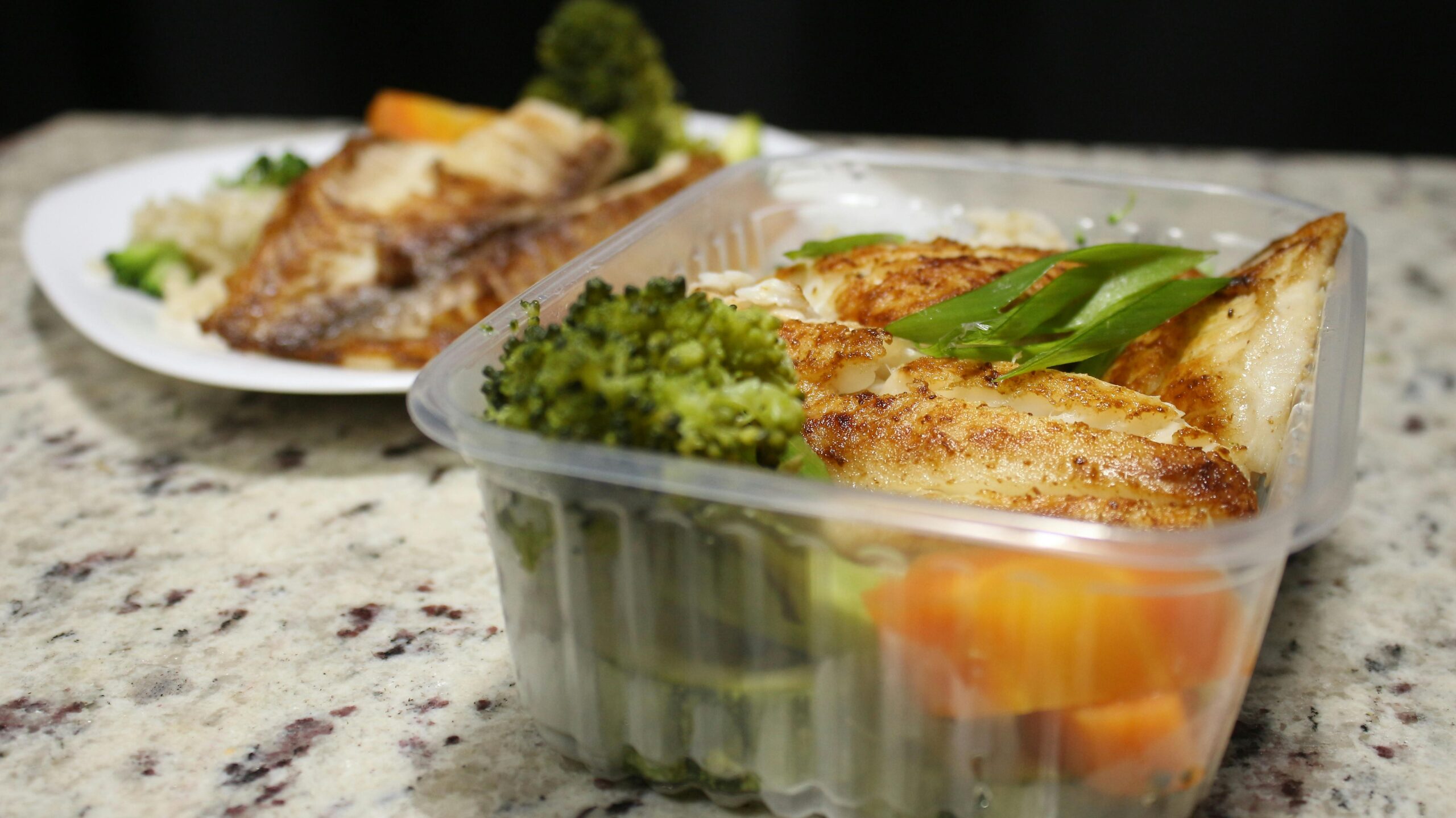 Por que alguns potes plásticos ficam manchados após vários usos? Entenda