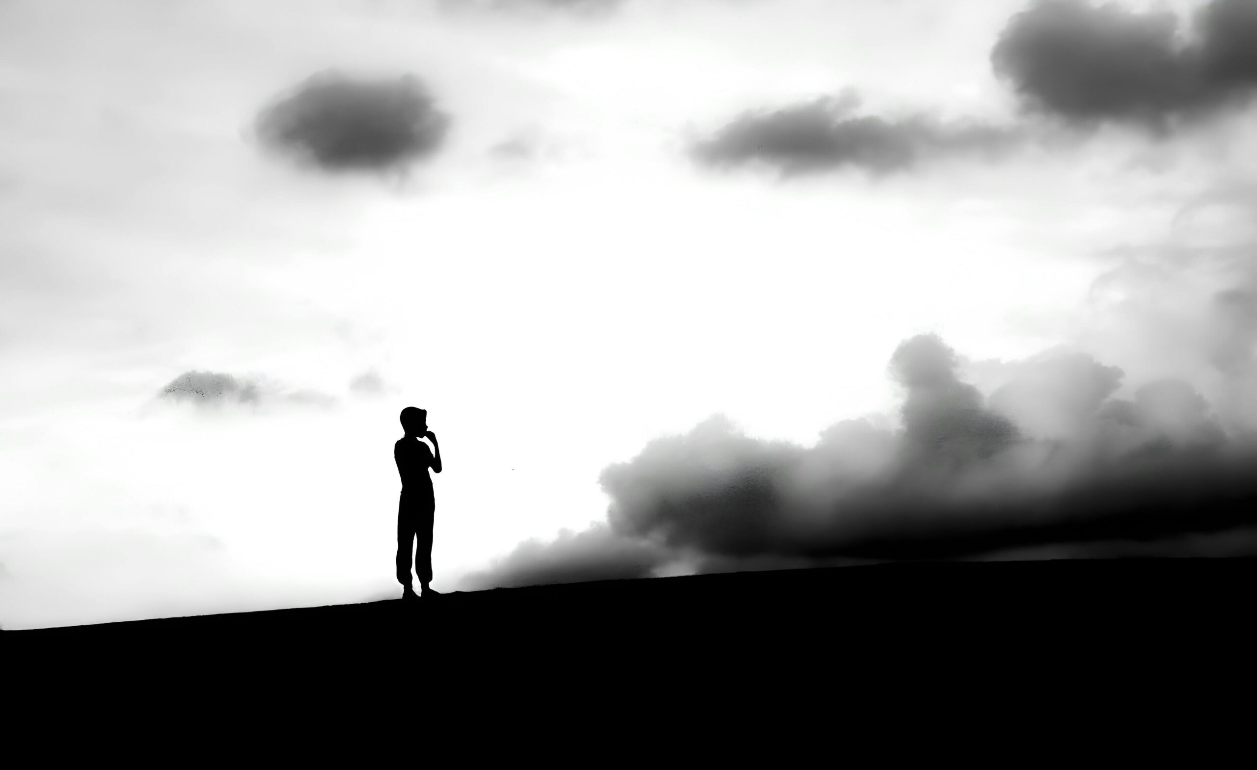 A psicologia afirma que as pessoas que se sentem mais infelizes costumam repetir certas frases que reforçam uma visão pessimista da realidade e de si mesmas