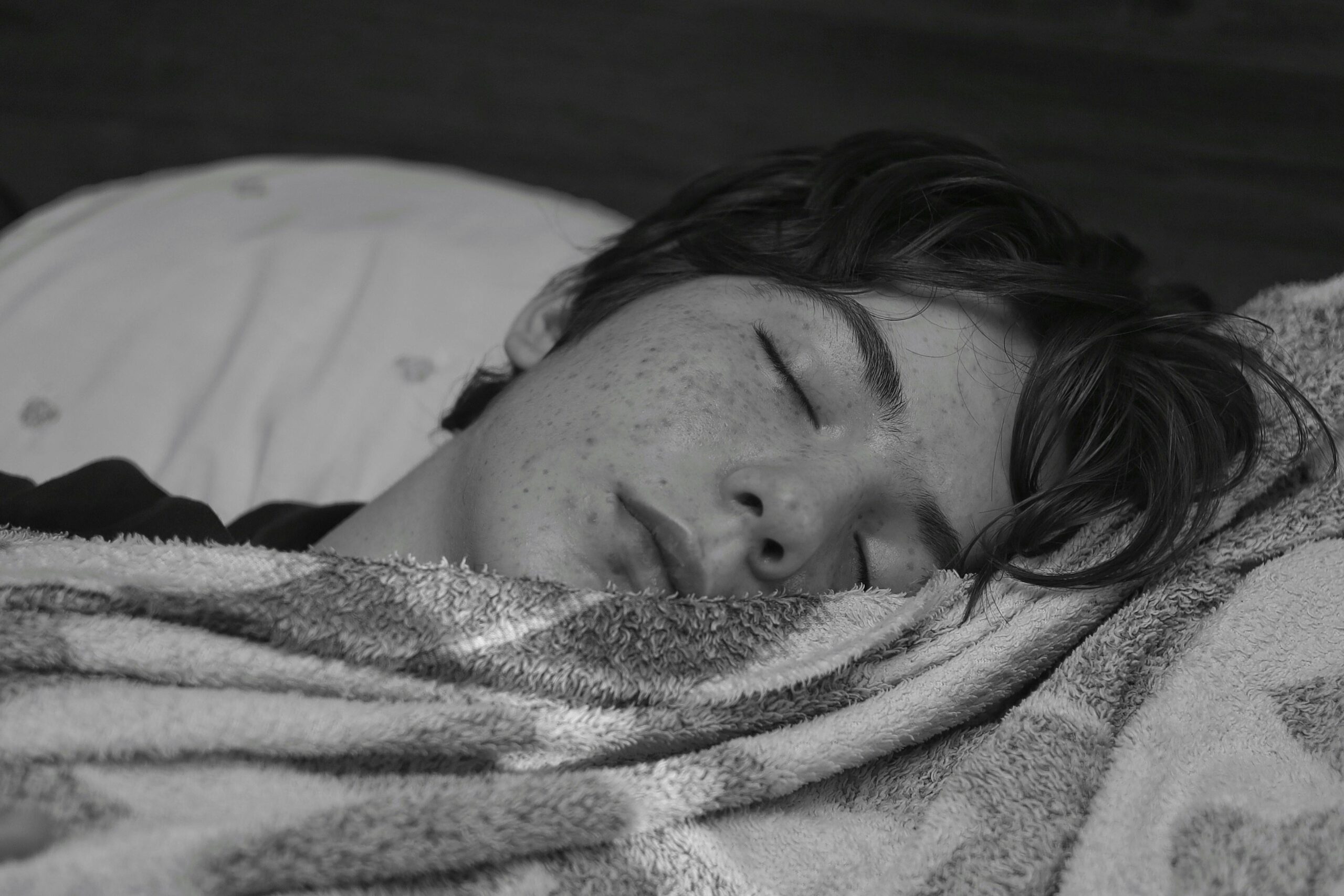 Especialistas explicam o que significa acordar todo dia no mesmo horário sem despertador