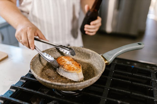 Você pode estar fazendo isso errado: como escolher a melhor opção entre panelas de inox e antiaderente?