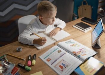 Com a mudança, crianças não usarão mais telas em escolas e o foco será no analógico.

Reprodução: Tima Miroshnichenko / Pexels