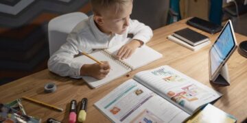 Com a mudança, crianças não usarão mais telas em escolas e o foco será no analógico.

Reprodução: Tima Miroshnichenko / Pexels