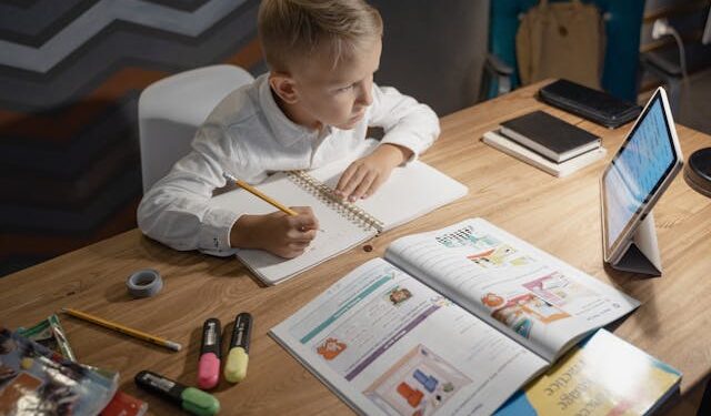 Com a mudança, crianças não usarão mais telas em escolas e o foco será no analógico.

Reprodução: Tima Miroshnichenko / Pexels