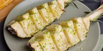 Brasileiros são apaixonados por abacaxi com sal e limão - Foto: Reprodução