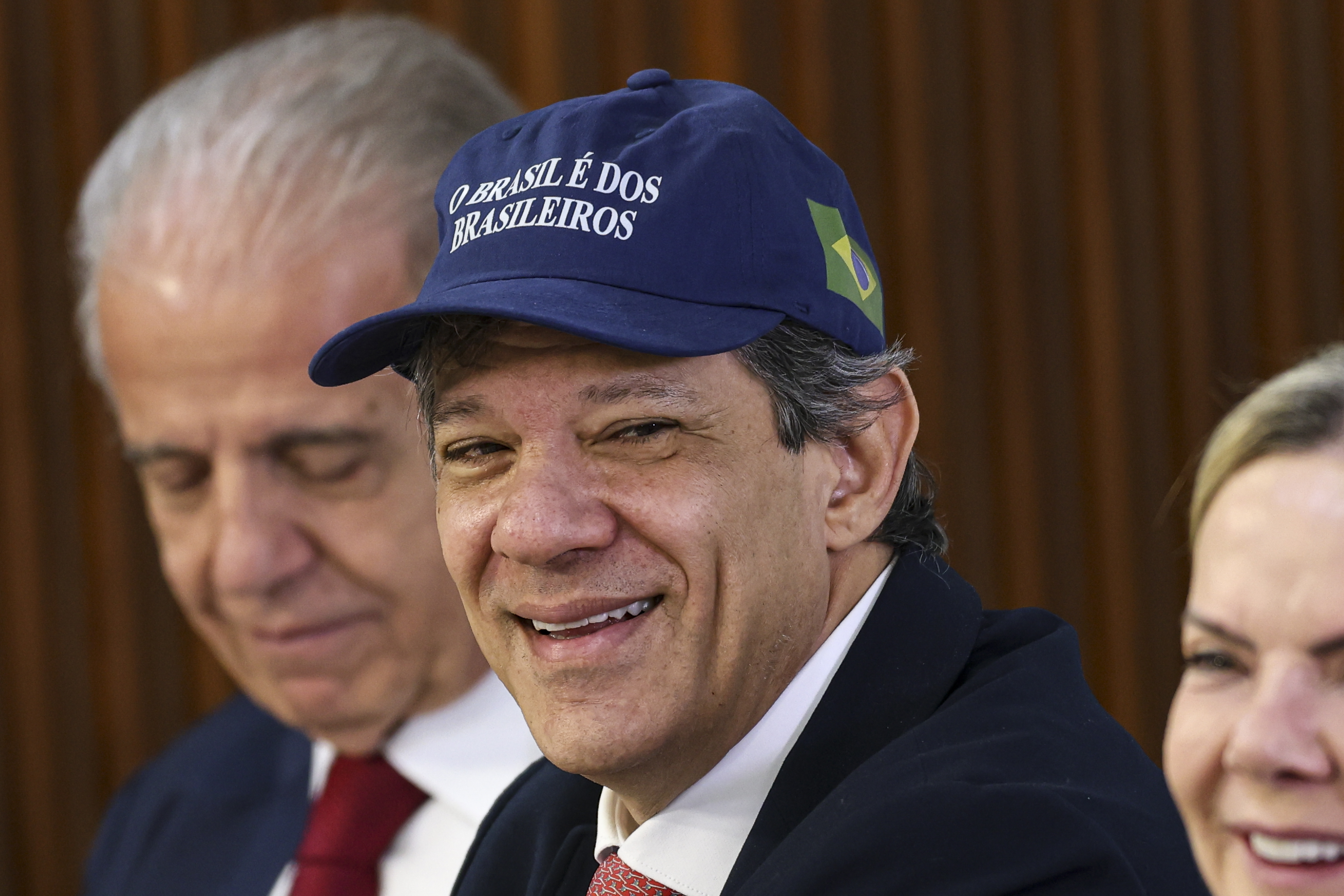 53,7% acham que taxa das blusinhas deve ser revogada, indica AtlasIntel