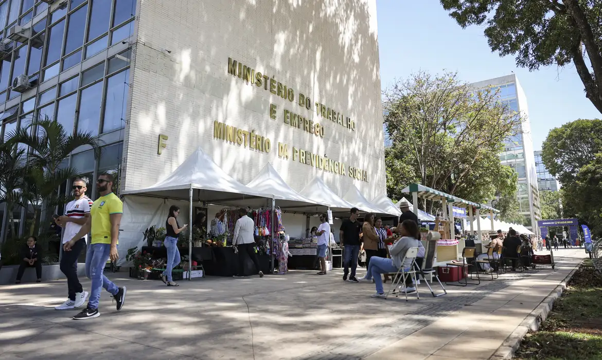 Feriado altera data de pagamento: saiba o prazo limite segundo a legislação