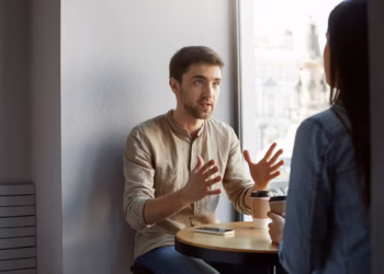 Especialista em persuasão revela a única estratégia que realmente funciona para mudar a opinião das pessoas