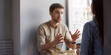 Especialista em persuasão revela a única estratégia que realmente funciona para mudar a opinião das pessoas