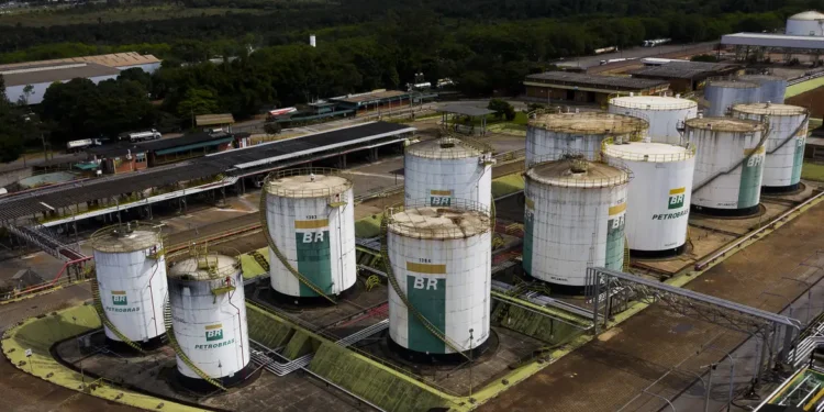 Petrobras aumenta combustível em mais de 50% e pode fazer preços dispararem em todo o Brasil