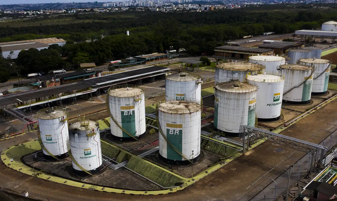 Petrobras aumenta combustível em mais de 50% e pode fazer preços dispararem em todo o Brasil