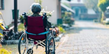 Apesar de ser comumente associado à velhice, Alzheimer pode ser identificado em pessoas ainda novas.

Reprodução: Unsplash / Steven HWG