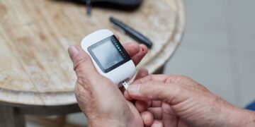 glicosímetro, equipamento usado para medir a glicose no sangue para diabéticos.

Reprodução: Unsplash / Sweet Life