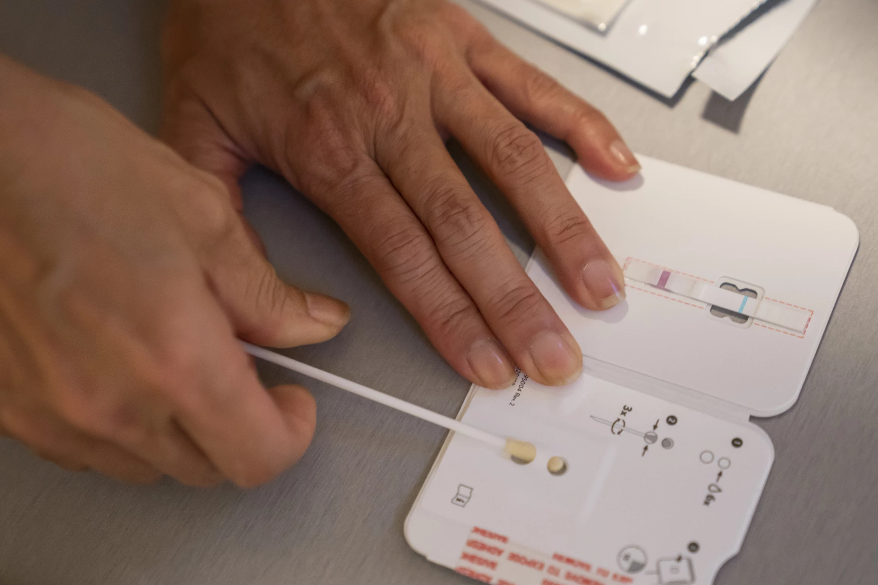 Especialistas alertam que nova variante altamente mutante da COVID-19 pode estar se espalhando mais entre crianças