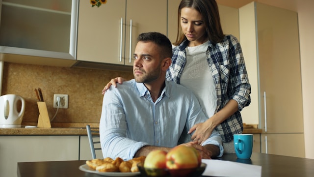 6 sinais importantes de um parceiro emocionalmente indisponível, segundo terapeutas