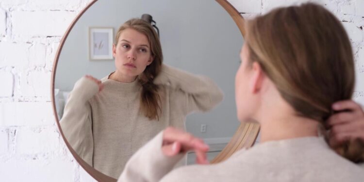 O que significa ajeitar o cabelo ou a roupa antes de entrar em uma sala, segundo a psicologia