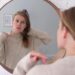 O que significa ajeitar o cabelo ou a roupa antes de entrar em uma sala, segundo a psicologia