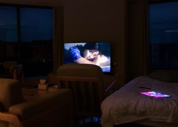 Apesar de ser um hábito comum, seu corpo pode pagar um preço por dormir com a TV ligada.

Reprodução: Unsplash / Yiquan Zhang