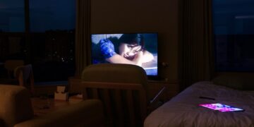 Apesar de ser um hábito comum, seu corpo pode pagar um preço por dormir com a TV ligada.

Reprodução: Unsplash / Yiquan Zhang