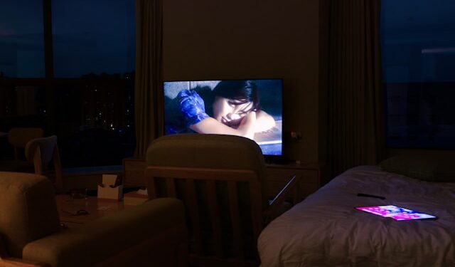 Apesar de ser um hábito comum, seu corpo pode pagar um preço por dormir com a TV ligada.

Reprodução: Unsplash / Yiquan Zhang