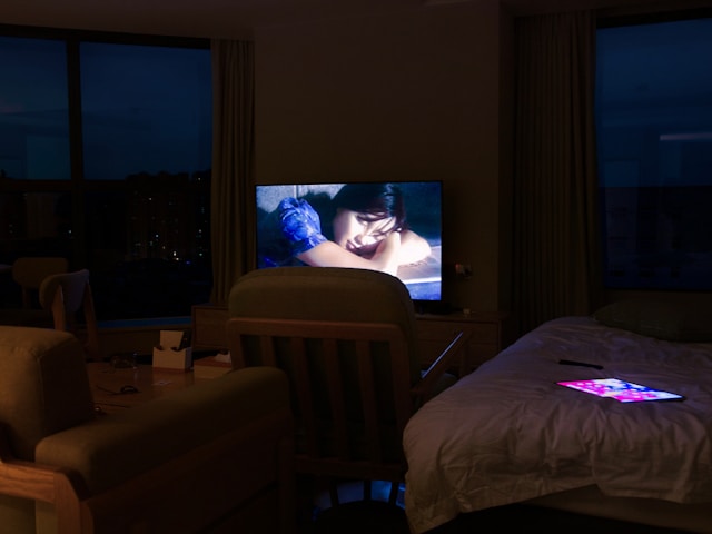 Dormir com a TV ligada pode afetar seu cérebro de um jeito que pouca gente imagina