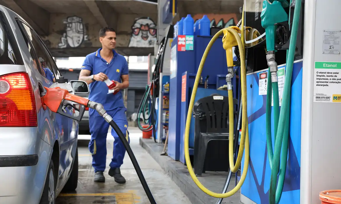 Postos de combustíveis e rede de supermercados de capital brasileira participam do Dia Livre de Impostos