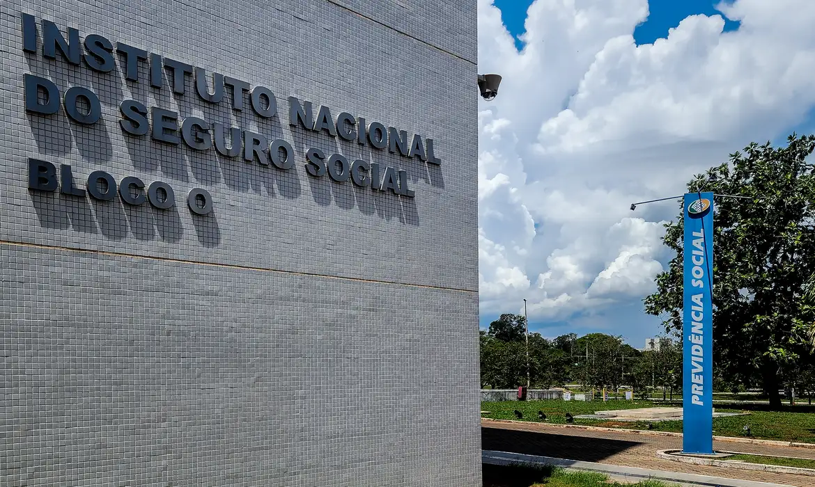 INSS suspende pagamento de milhares de beneficiados