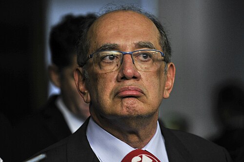 Ministro suspende sessão que votaria no reajuste salarial dos professores brasileiros