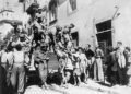 Soldados da Força Expedicionária Brasileira (FEB) sendo saudados por moradores de Massarosa, na Itália, no final de setembro de 1944.

Foto: Durval Jr / Wikipedia