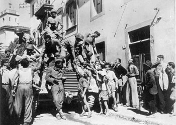 Soldados da Força Expedicionária Brasileira (FEB) sendo saudados por moradores de Massarosa, na Itália, no final de setembro de 1944.

Foto: Durval Jr / Wikipedia