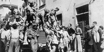 Soldados da Força Expedicionária Brasileira (FEB) sendo saudados por moradores de Massarosa, na Itália, no final de setembro de 1944.

Foto: Durval Jr / Wikipedia