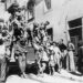 Soldados da Força Expedicionária Brasileira (FEB) sendo saudados por moradores de Massarosa, na Itália, no final de setembro de 1944.

Foto: Durval Jr / Wikipedia